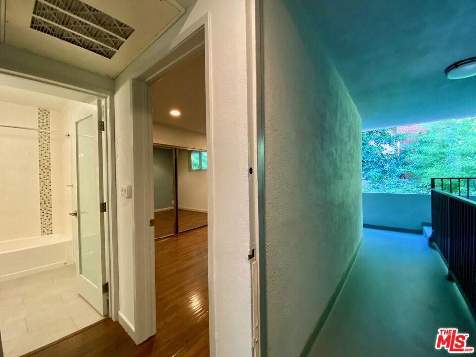 https://media.crmls.org/mediaz/39212e81-84b7-46d3-a926-90ac8fa7c8bc.jpg?preset=X-Large