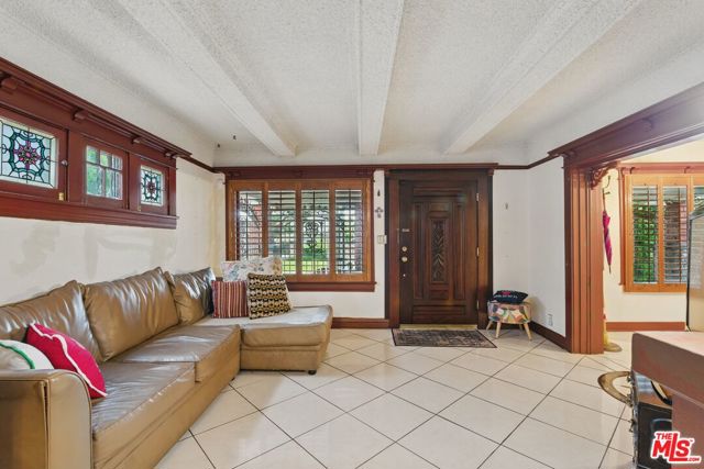 128 N St Andrews Place, Los Angeles CA: https://media.crmls.org/mediaz/3921a00a-a3bc-4797-af0a-767020b4cbf6.jpg