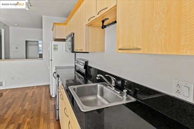 1 Lakeside Dr, Oakland CA: https://media.crmls.org/mediaz/39220d6a-3019-4854-b915-f3f55a5d3045.jpg