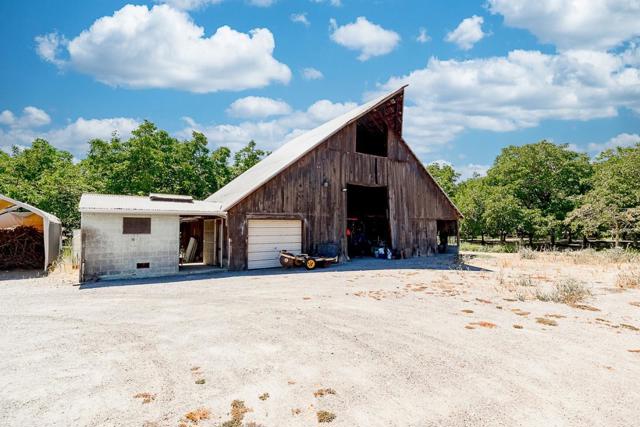 3719 N Hart Road, Modesto CA: https://media.crmls.org/mediaz/39225dbf-cf07-42b6-8e63-1d14111bf88f.jpg