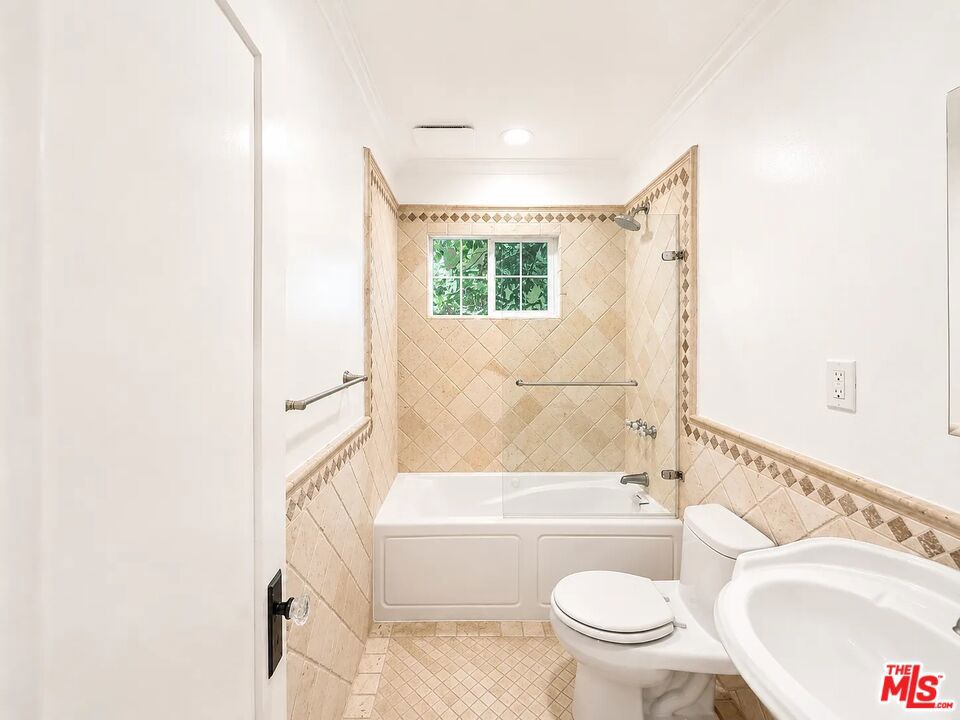https://media.crmls.org/mediaz/3922ef5f-aade-41b0-881f-fa343433ee10.jpg?preset=X-Large
