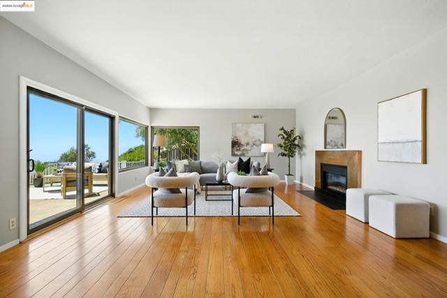 25 Holyrood Manor, Oakland CA: https://media.crmls.org/mediaz/3922ff53-e02b-49a7-ae54-7f51d2f76642.jpg