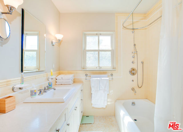 449 Westbourne Drive, West Hollywood CA: https://media.crmls.org/mediaz/39239446-1c76-4570-8792-0216ab3b57d7.jpg