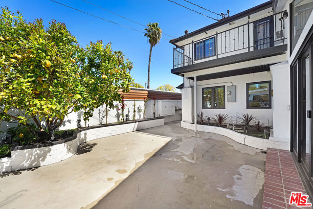 6409 Graves Avenue, Lake Balboa CA: https://media.crmls.org/mediaz/3923da70-eb00-4723-906d-22f883e58112.jpg