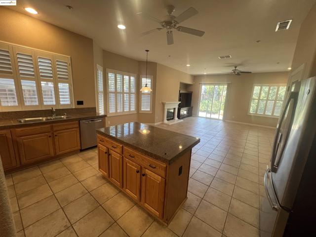 613 Kenwood Dr, Brentwood CA: https://media.crmls.org/mediaz/39257660-32e6-4bb4-841b-f096b127d707.jpg