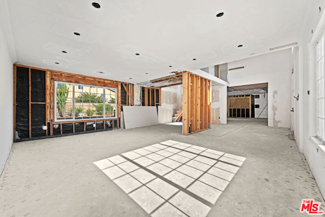 6257 Lindley Avenue, Tarzana CA: https://media.crmls.org/mediaz/392591b3-f443-44a9-92d1-ce7907d597ca.jpg