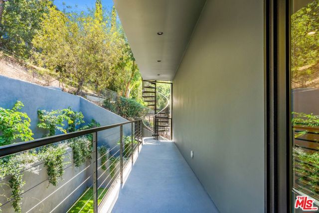 1046 Oban Drive, Los Angeles CA: https://media.crmls.org/mediaz/3925ffb9-c4c9-489b-9f51-08e0b1a42887.jpg