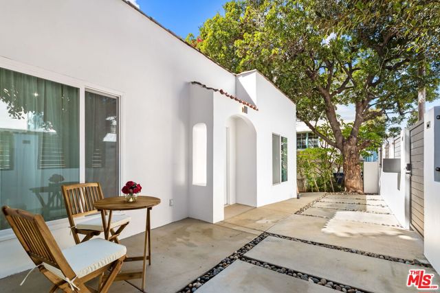 8226 Fountain Avenue, West Hollywood CA: https://media.crmls.org/mediaz/39273ef0-d4cf-4411-822c-9d693042b7af.jpg