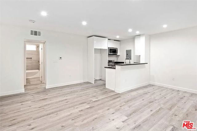 5529 Bonner Avenue, North Hollywood CA: https://media.crmls.org/mediaz/3927f1a7-3cc1-4fdf-a118-fcf4b5c75d8c.jpg