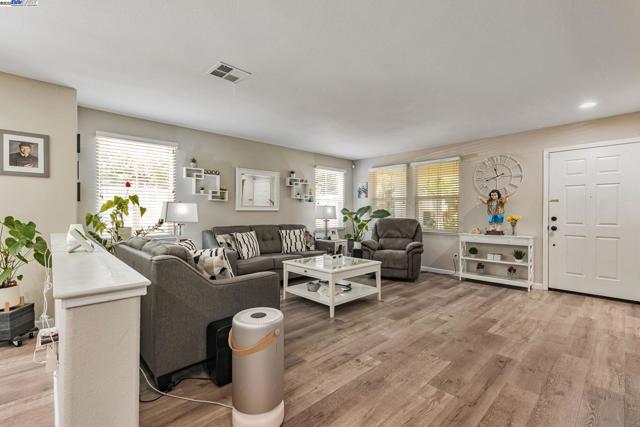208 Jupiter Ct., Pittsburg CA: https://media.crmls.org/mediaz/39283a68-4271-457d-a8d8-0b7ef05f5463.jpg