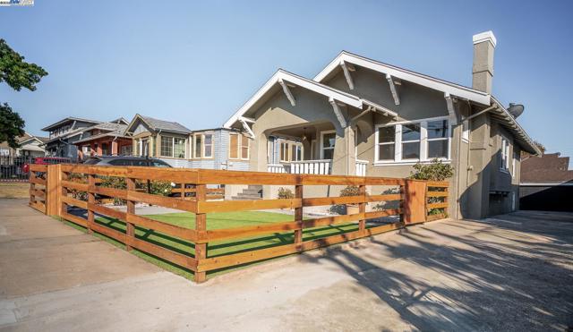 2232 Rosedale Ave, Oakland CA: https://media.crmls.org/mediaz/39285e2b-d47b-4a91-a983-9d37d2ede5e1.jpg