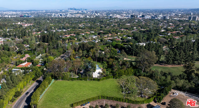 150 S Carolwood Drive, Los Angeles CA: https://media.crmls.org/mediaz/39298d5e-a408-4d72-a0bf-4cc60d50c58c.jpg