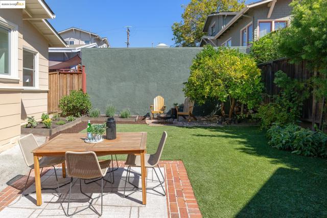 5626 Broadway, Oakland CA: https://media.crmls.org/mediaz/39299786-50d9-4a53-bd6c-c8f6aa7c3e15.jpg