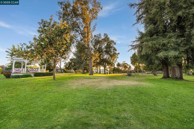302 Columbia Cir, Benicia CA: https://media.crmls.org/mediaz/392999e4-99b7-4c6e-b20a-6d572e7ba20d.jpg