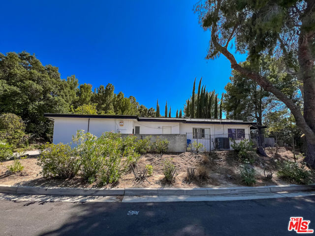 21626 Cezanne Place, Woodland Hills CA: https://media.crmls.org/mediaz/392a190f-dad2-4464-b82b-7b1cb0ffa603.jpg