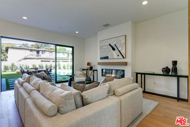 11729 Hartsook Street, Valley Village CA: https://media.crmls.org/mediaz/392aab46-4eda-4d0f-82f7-e806d2e975a9.jpg