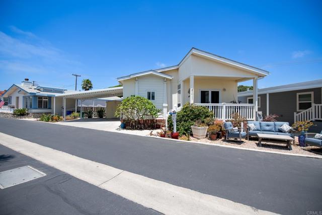 6508 Friendly Place, Carlsbad CA: https://media.crmls.org/mediaz/392bd080-f851-481c-9791-fc3e7360426d.jpg