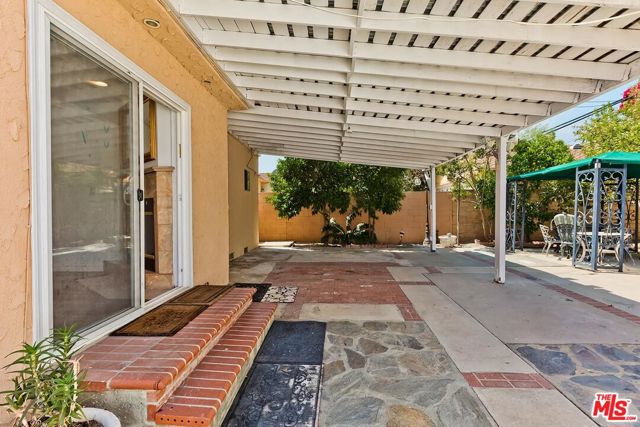 5049 Hesperia Avenue, Encino CA: https://media.crmls.org/mediaz/392bdb5e-eeca-46fa-8a05-743c4075225b.jpg
