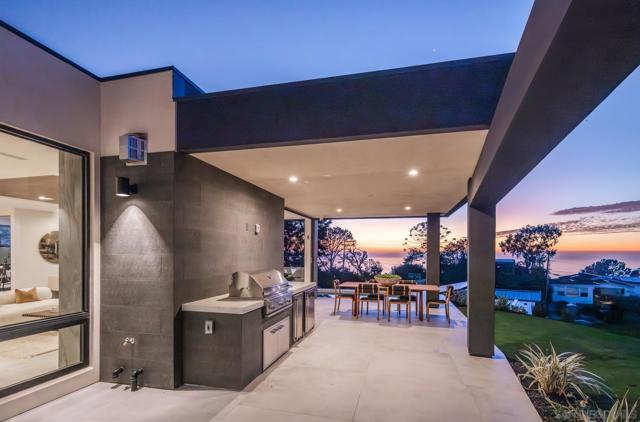 722 Amphitheatre Dr, Del Mar CA: https://media.crmls.org/mediaz/392c049f-8153-4ee8-8973-7a89706ecef9.jpg