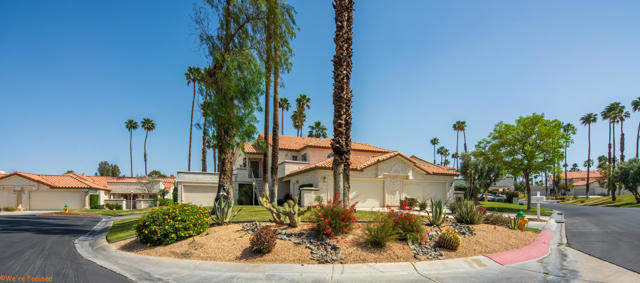 292 Desert Falls E Drive, Palm Desert CA: https://media.crmls.org/mediaz/392c2ad7-1b61-4f55-9503-bb940fd5cbc4.jpg