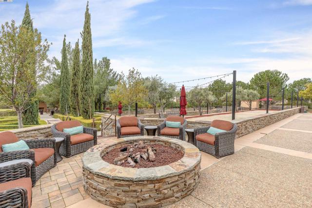 1748 Veneto Ln, Brentwood CA: https://media.crmls.org/mediaz/392c45c0-0dc7-447c-ab61-9fd3991ab62a.jpg