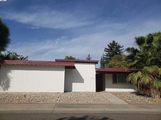 3107 Corona Dr, Davis CA: https://media.crmls.org/mediaz/392cc0e4-4b6e-45c9-89cd-1fd7250ae613.jpg