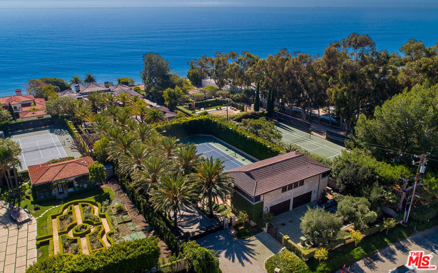 24834 Pacific Coast Highway, Malibu CA: https://media.crmls.org/mediaz/392d55e1-d824-4708-87d6-00b52e791e90.jpg
