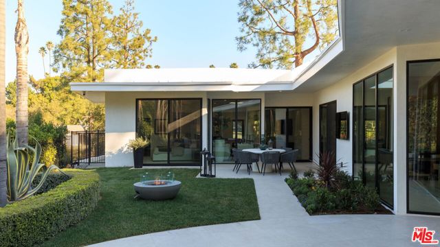 1935 Loma Vista Drive, Beverly Hills CA: https://media.crmls.org/mediaz/392d6da5-ae9a-4d8b-9b44-0c6524d17fcb.jpg