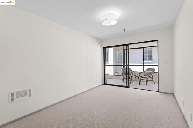 1830 Lakeshore Ave, Oakland CA: https://media.crmls.org/mediaz/392d85ff-6963-4184-8ce1-0c35fd3b9ebc.jpg