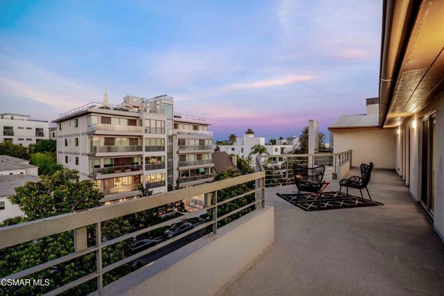 1645 Malcolm Avenue, Los Angeles CA: https://media.crmls.org/mediaz/392e2125-bc63-44b0-a2fe-d5f292d04d8c.jpg