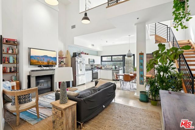 815 Hampton Drive, Venice CA: https://media.crmls.org/mediaz/392f86dd-0b6a-4933-bd96-442989f6faaa.jpg