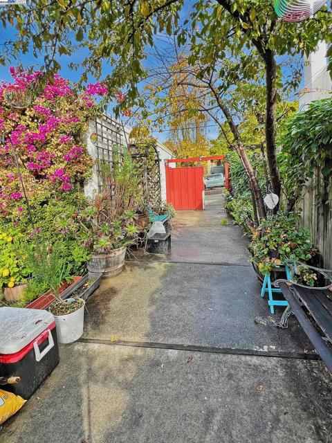 2622 Kingsland Ave, Oakland CA: https://media.crmls.org/mediaz/392fea68-3d38-4a23-9f4f-c2d526f76006.jpg