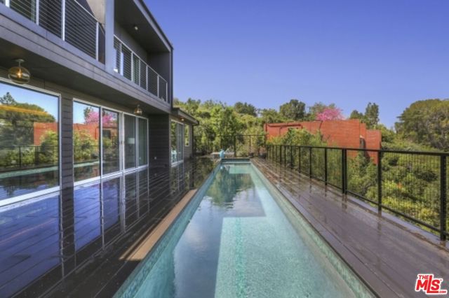 11462 LAURELCREST Road, Studio City CA: https://media.crmls.org/mediaz/39321a38-2185-44a0-83bf-0d1defe5fe3d.jpg