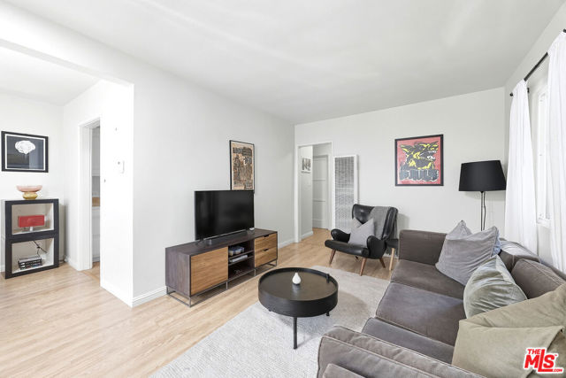 517 Venice Way, Venice CA: https://media.crmls.org/mediaz/3932593e-2518-46ea-8d77-831f5e310dce.jpg