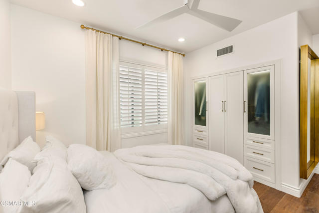 6072 Mandeville Place, Oak Park CA: https://media.crmls.org/mediaz/393536dd-3039-4ed7-af5f-b5de2e246f35.jpg