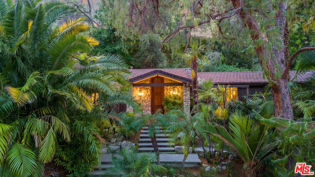 4943 Queen Victoria Road