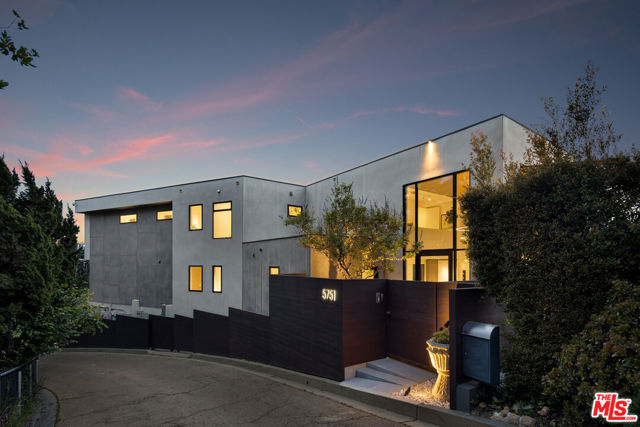 5751 Valley Oak Drive, Los Angeles CA: https://media.crmls.org/mediaz/3936a32b-4d08-4fac-93ff-a31149a0fb5b.jpg