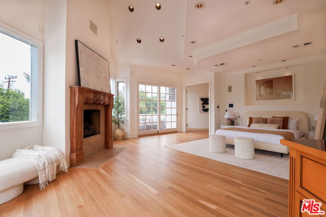 628 N Elm Drive, Beverly Hills CA: https://media.crmls.org/mediaz/393733cc-433f-4032-babc-587daf53a25d.jpg