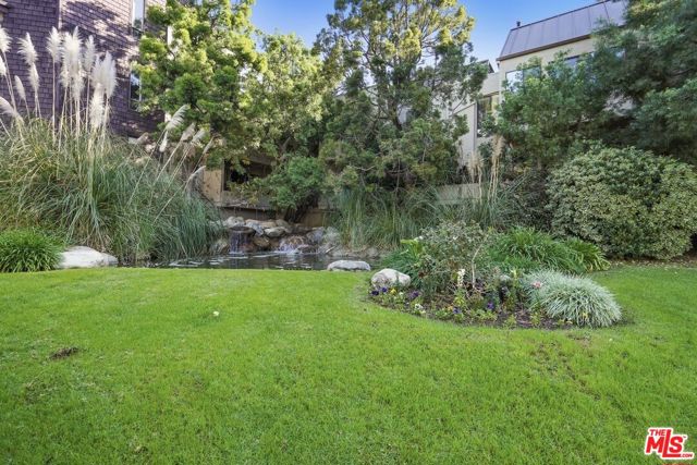 950 N Kings Road, West Hollywood CA: https://media.crmls.org/mediaz/3937921c-fdde-4180-9276-42ab8a839844.jpg