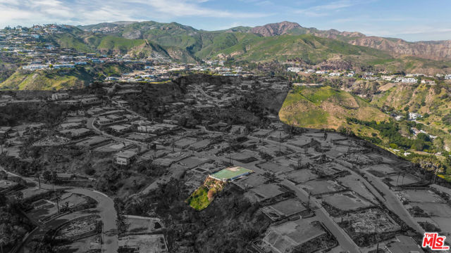 961 Glenhaven Drive, Pacific Palisades CA: https://media.crmls.org/mediaz/3937cdf5-a21c-4334-a3e0-afc036f25b12.jpg