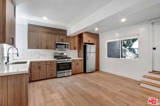 8220 Norton Avenue, West Hollywood CA: https://media.crmls.org/mediaz/39393029-c9e9-4599-859f-2f8efb985e25.jpg