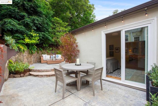 2250 Bywood Dr, Oakland CA: https://media.crmls.org/mediaz/393945a4-628c-472c-9786-2e1d0ca9285e.jpg