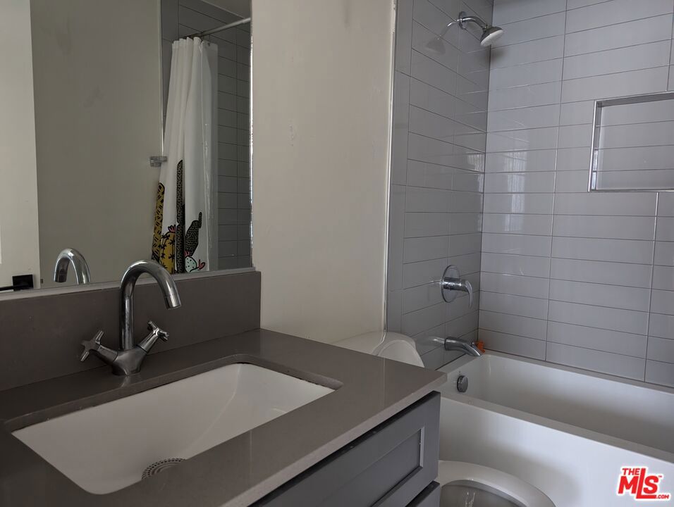 https://media.crmls.org/mediaz/393997f1-25df-47d2-aa31-716857998b8e.jpg?preset=X-Large