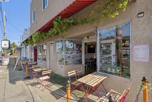1707 Lincoln Ave, Alameda CA: https://media.crmls.org/mediaz/3939cf53-176d-43c9-8767-b4ad919f7026.jpg