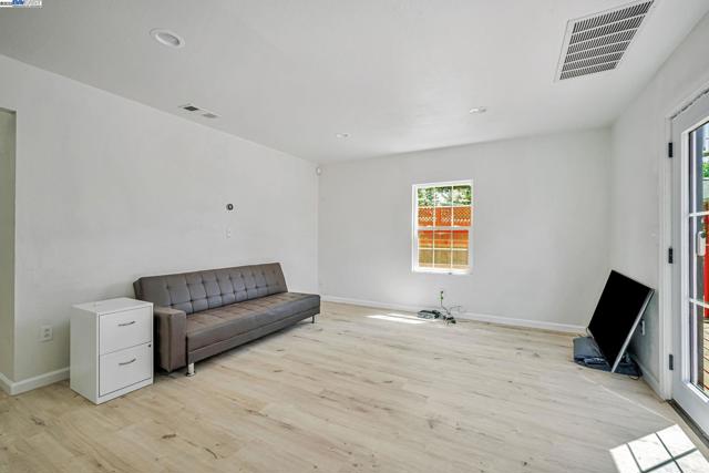 3920 Gravenstein Hwy, Sebastopol CA: https://media.crmls.org/mediaz/393afc2e-9d5a-4a91-a5d2-a5af1235dd48.jpg