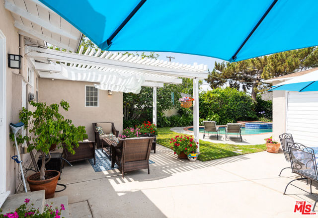 5831 BURNET Avenue photo 4