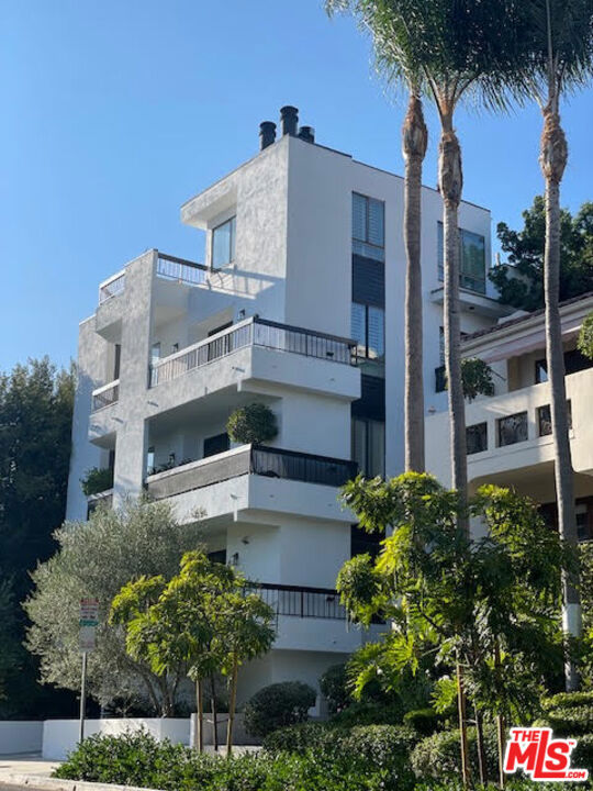 9033 VISTA GRANDE Street, West Hollywood CA: https://media.crmls.org/mediaz/393d1329-9efc-41ad-8bcf-99e6b6da05a2.jpg