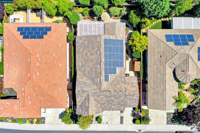 1648 Chianti Ln, Brentwood CA: https://media.crmls.org/mediaz/393d4600-abd9-46d5-acc2-e87c7849e8e6.jpg