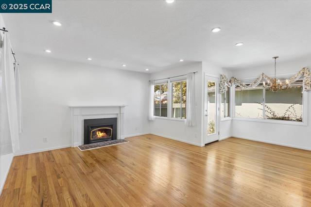 16080 Via Del Sol, San Lorenzo CA: https://media.crmls.org/mediaz/393d5d23-ddaf-4323-b369-8f7d13116700.jpg