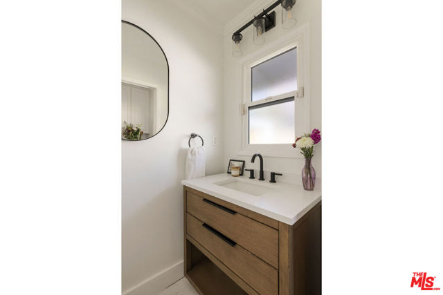 11855 Tiara Street, Valley Village CA: https://media.crmls.org/mediaz/393d93a8-3053-439d-89c8-65c20aef1043.jpg